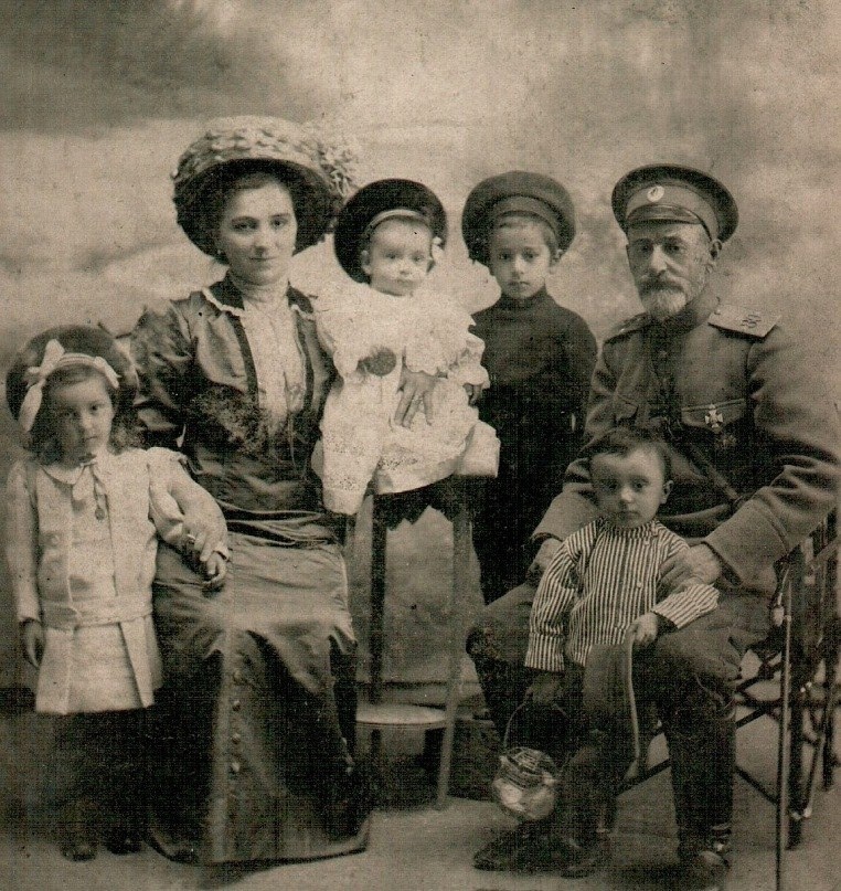 Пшемахо Долакович Дахкильгов (1854–1938) — полковник Российской императорской армии с женой Раисой (Попи) Мальсаговой и детьми..